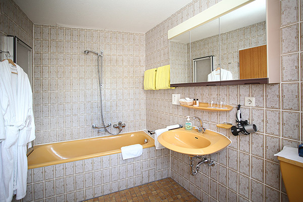 Bathroom with bathtub and WC